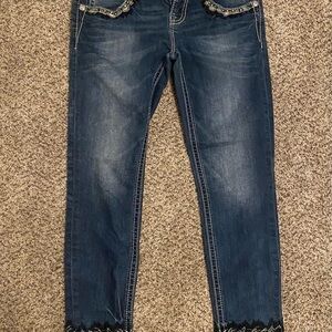 Miss Me Dark Blue Embroidered Hem Ankle Capri Jeans. Mid Rise 26. Perfect spring